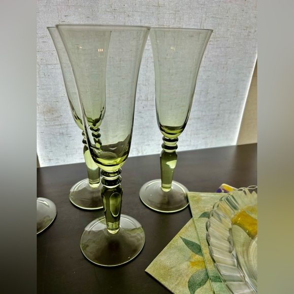 Set of 4 vintage, green glass, champagne flutes. 9.25” - Picture 3 of 14